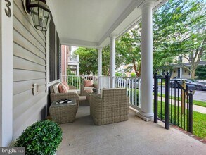 813 Royal Crescent in Rockville, MD - Building Photo - Building Photo