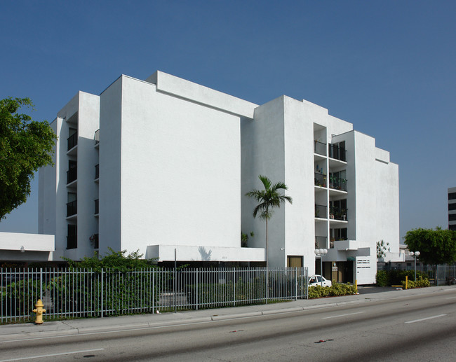 444 SW 27th Ave in Miami, FL - Foto de edificio - Building Photo