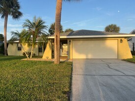 1240 Lucaya Ave in Venice, FL - Building Photo
