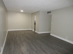 4280 Woodside Dr, Unit 10 in Coral Springs, FL - Building Photo - Building Photo