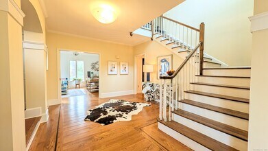 40 Hull Pl in Ridgefield, CT - Building Photo - Building Photo