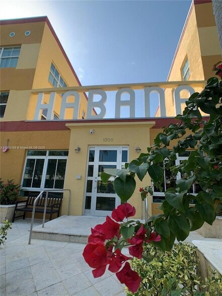 1308 Drexel Ave, Unit 105 in Miami Beach, FL - Building Photo