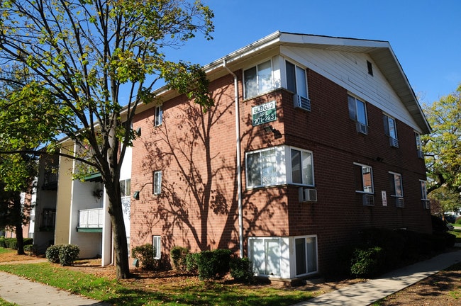 State Fayette Gardens in Perth Amboy, NJ - Building Photo - Building Photo
