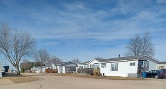 Super 20 Mobile Home Park in Dubuque, IA - Building Photo