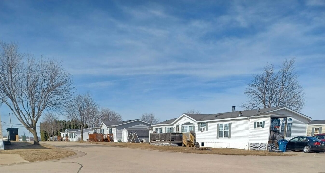 Super 20 Mobile Home Park in Dubuque, IA - Building Photo