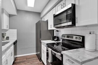 17210 Imperial Valley Dr in Houston, TX - Foto de edificio - Building Photo