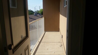 2407 Hughes Ln in Bakersfield, CA - Building Photo - Building Photo