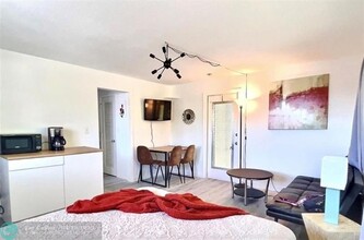 4213 NE 21st Ave in Fort Lauderdale, FL - Foto de edificio - Building Photo