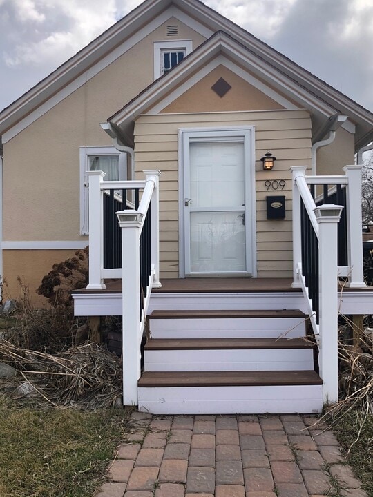 909 E Sweet Ave in Bismarck, ND - Building Photo