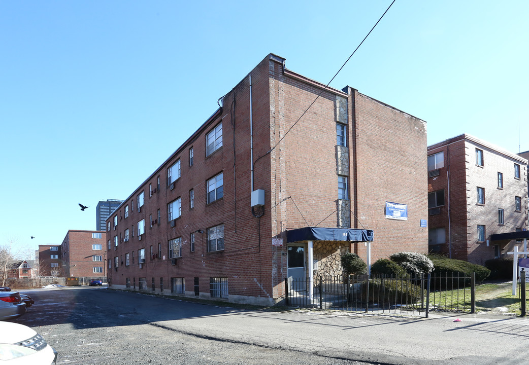 198 Sigourney St in Hartford, CT - Building Photo