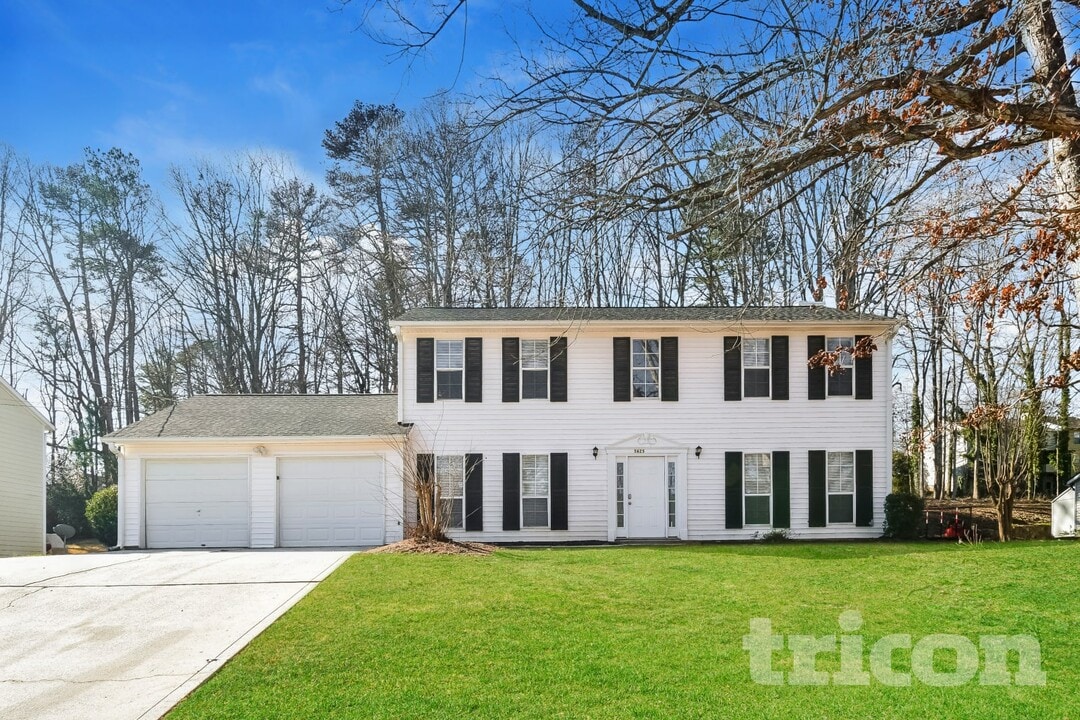 5625 Longbow Dr in Stone Mountain, GA - Building Photo