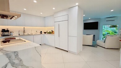 7531 SW 52nd Ct in Miami, FL - Foto de edificio - Building Photo
