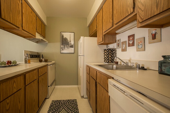 Woodland Villa Apartments in Westland, MI - Foto de edificio - Building Photo
