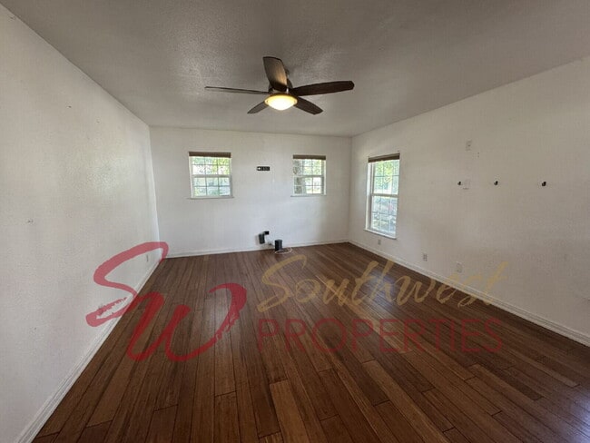 990 N McCart St in Stephenville, TX - Building Photo - Building Photo