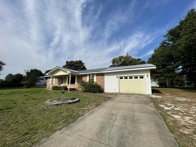 688 Roberts Dr in Defuniak Springs, FL - Building Photo - Building Photo