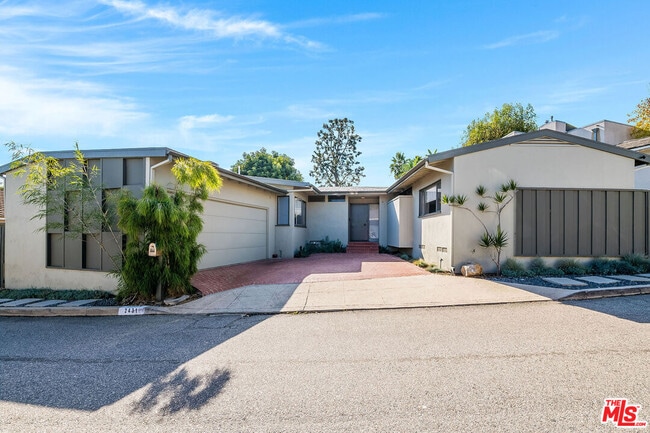 2431 Carman Crest Dr in Los Angeles, CA - Building Photo - Building Photo