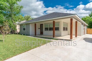 1711 Sycamore St in Commerce, TX - Building Photo