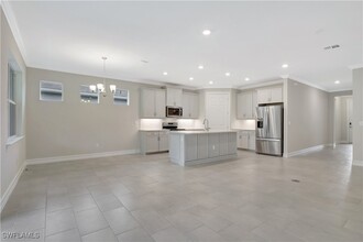 335 Tamarindo Ln in Naples, FL - Building Photo - Building Photo