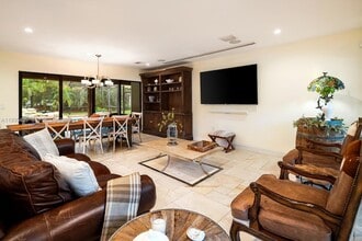 9890 SW 138th St in Miami, FL - Foto de edificio - Building Photo