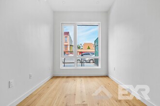 138 Schaefer St in Brooklyn, NY - Building Photo - Building Photo