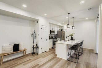 8867 Snake River St in Littleton, CO - Foto de edificio - Building Photo