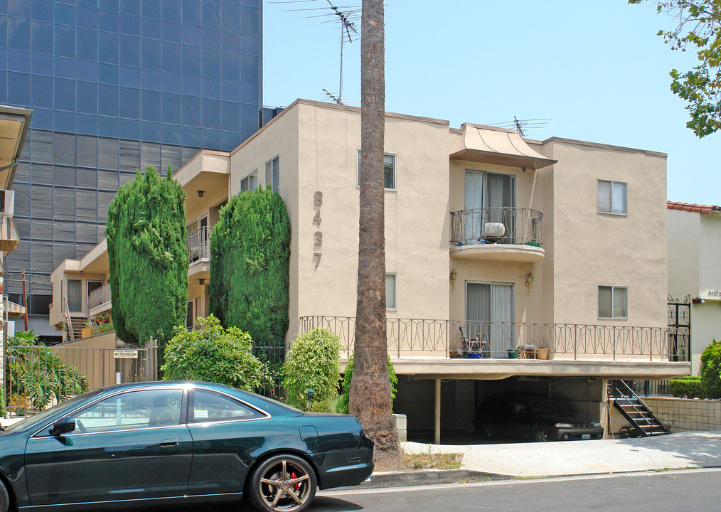 8437 Blackburn Ave in Los Angeles, CA - Foto de edificio