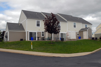 Village Court in Dover, PA - Foto de edificio - Building Photo