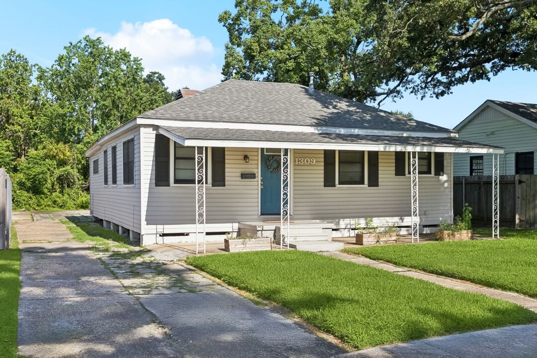 1309 Moisant St in Kenner, LA - Building Photo