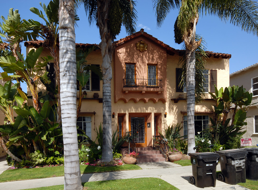 425 N Sierra Bonita Ave in Los Angeles, CA - Foto de edificio