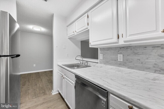 2415 Ravens Crest Dr in Plainsboro, NJ - Building Photo - Building Photo