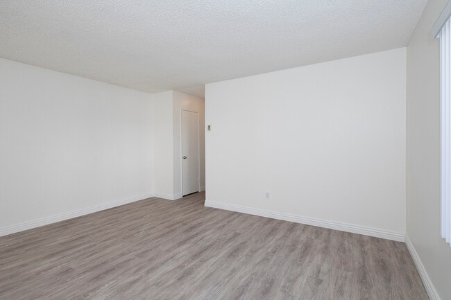 Twin Oaks Apartments in Chula Vista, CA - Foto de edificio - Building Photo