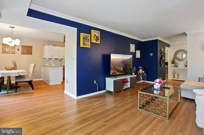 property at 9725 Kings Crown Ct