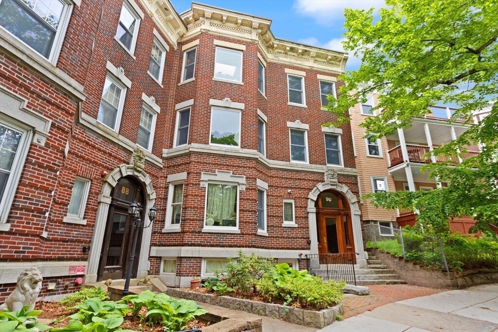 87 Browne St, Unit 2 in Brookline, MA - Building Photo