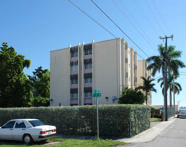 711 NE 23rd Ter in Miami, FL - Foto de edificio - Building Photo