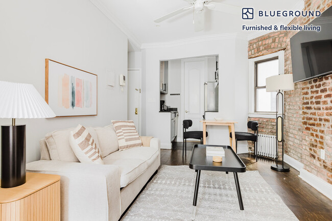 118 Christopher St in New York, NY - Building Photo - Building Photo