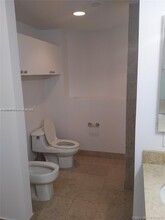 4775 Collins Ave, Unit 2208 in Miami, FL - Foto de edificio - Building Photo