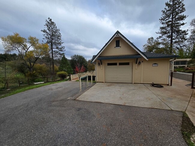 12850 Wolf Rd in Grass Valley, CA - Building Photo - Building Photo