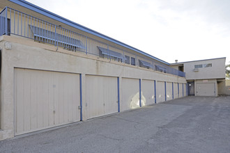 Lanai Apartments in Lakewood, CA - Foto de edificio - Building Photo