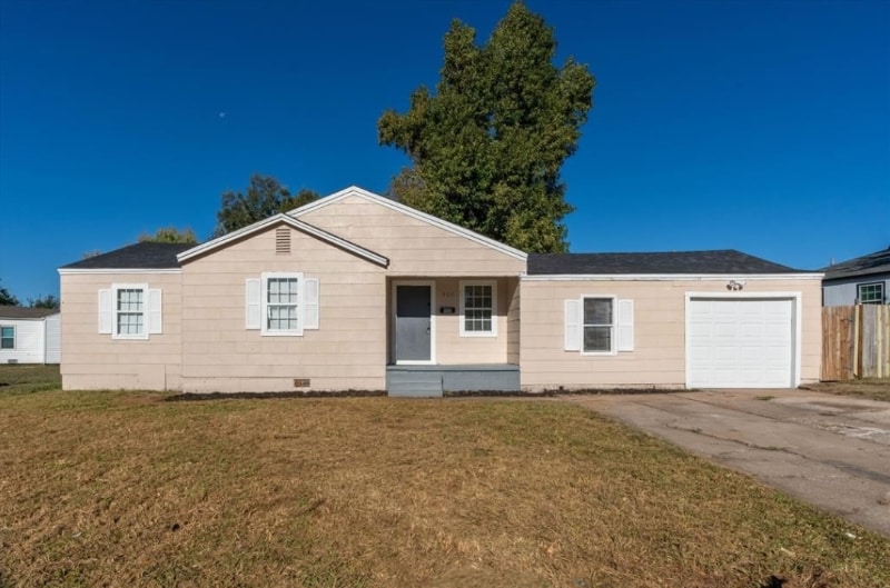 900 N Redbud Dr in Midwest City, OK - Building Photo