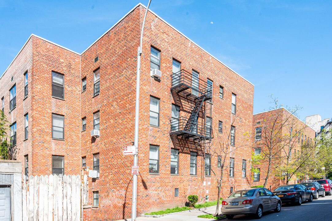 2519 30th Dr in Astoria, NY - Building Photo