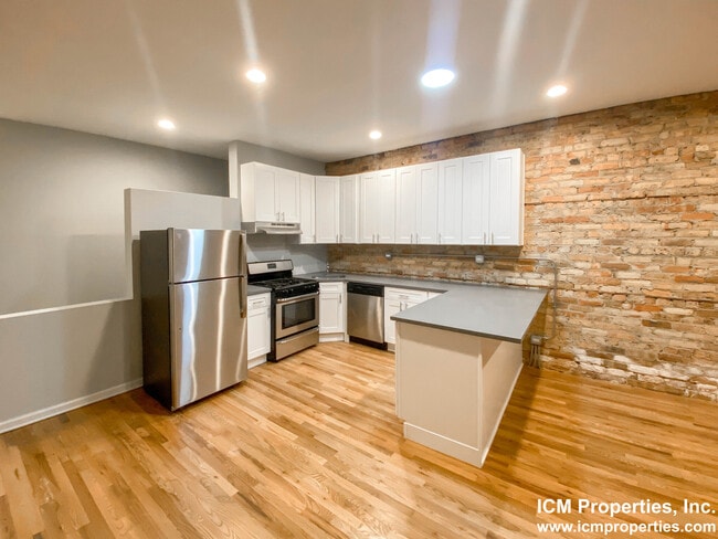 2452 N Southport Ave, Unit 2450