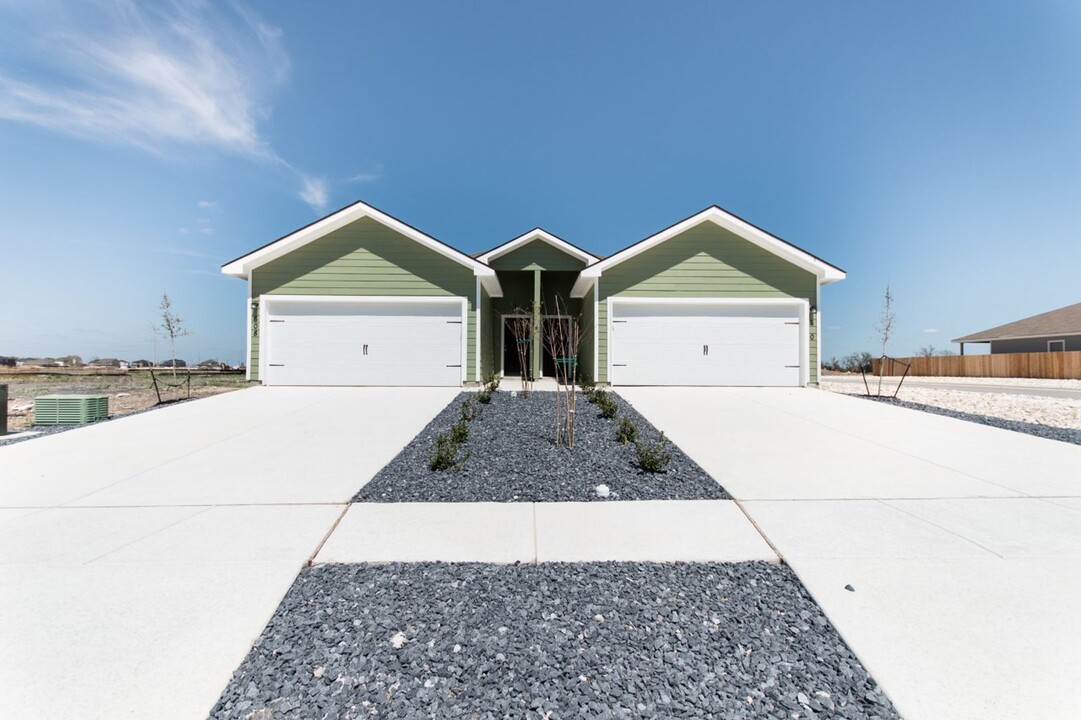 3444 Scott Cir in Seguin, TX - Foto de edificio