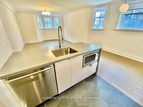 795 College St in Toronto, ON - Building Photo - Building Photo