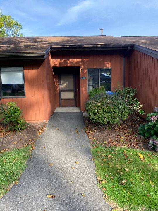 499 Asbury Ridge in Shelton, CT - Building Photo