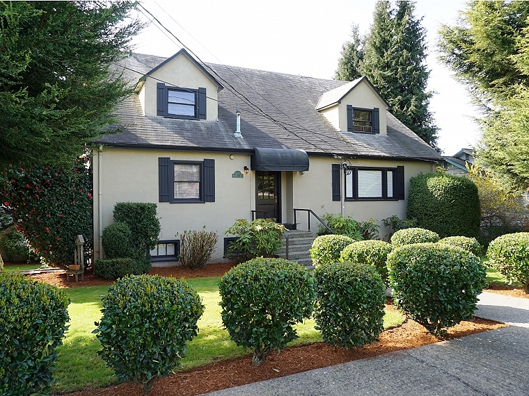 Waverly Court in Kirkland, WA - Building Photo