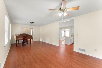 5666 Bob White Cir NW in Lilburn, GA - Foto de edificio - Building Photo