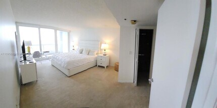 1717 N Bayshore Dr in Miami, FL - Building Photo - Building Photo