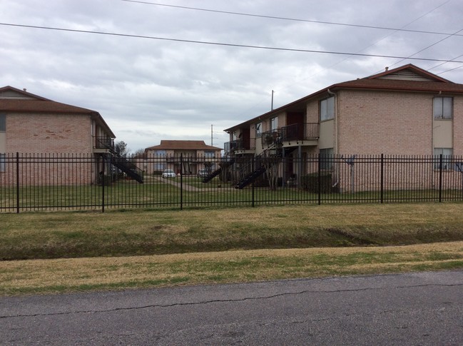 Starcrest Apartments in Beaumont, TX - Building Photo - Building Photo