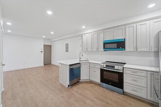 812 W Roosevelt Blvd in Philadelphia, PA - Building Photo - Building Photo