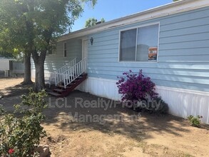 25961 Leila Dr, Unit 303 in Homeland, CA - Foto de edificio - Building Photo